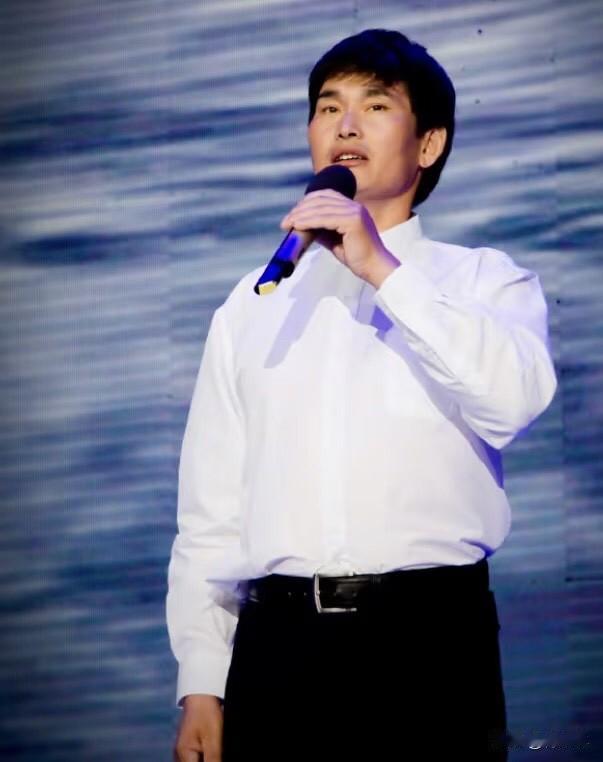 你觉得大衣哥的演出值10万元吗我觉得大衣哥一场演出10万，值不值看怎么说。他是草