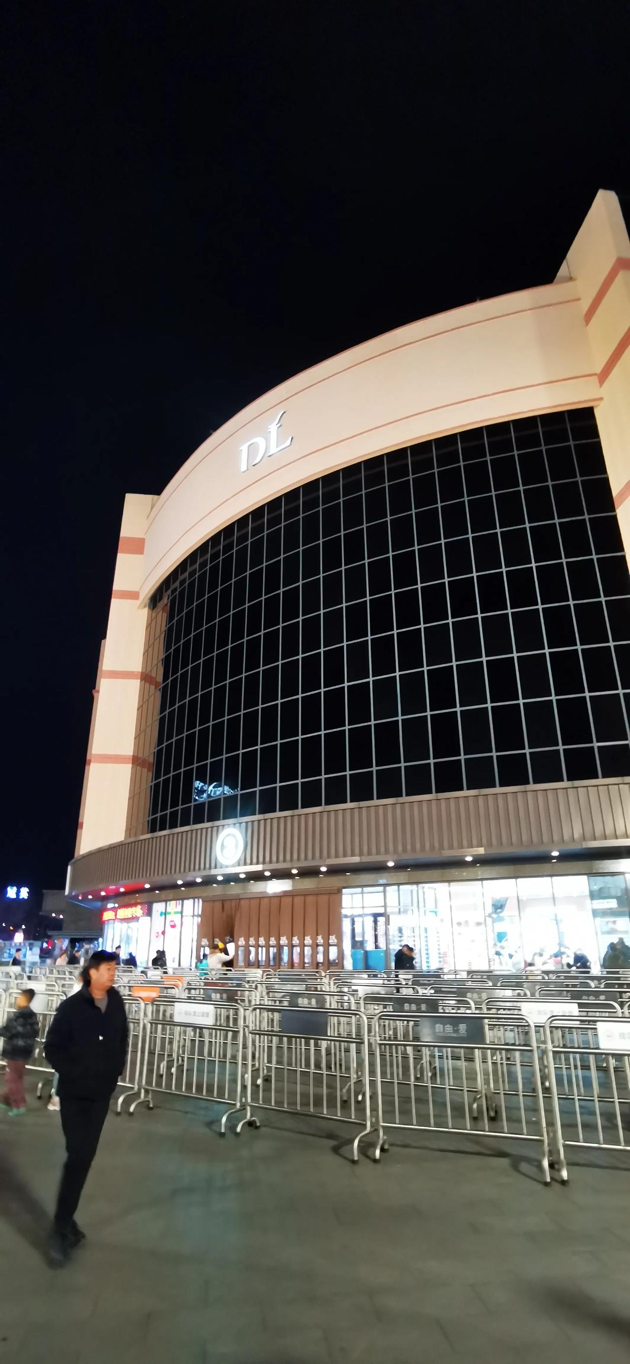 体验了一把胖东来超市，太火爆了，买东西就行不要钱一样，下手要快。胖东来超市。