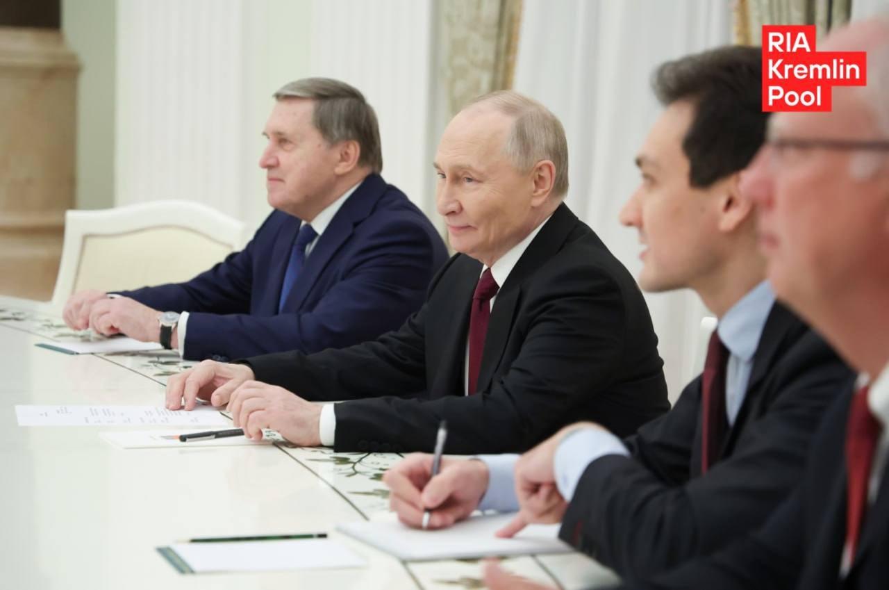 当地时间12月2日晚间，俄罗斯总统普京与美国俄乌问题特使威特科夫，懂王女婿库什纳