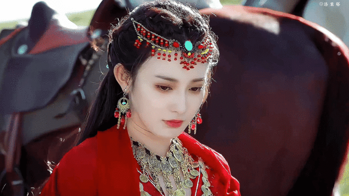 #彭小苒暗夜侠女# 对彭小苒印象最深的就是红衣造型，她这个造型真的很适合去演武侠