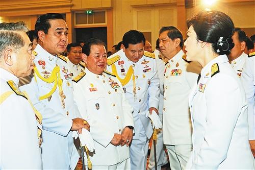 工作中的英拉和生活中的英拉状态有点不一样，女强人的她生活中尽显母爱。