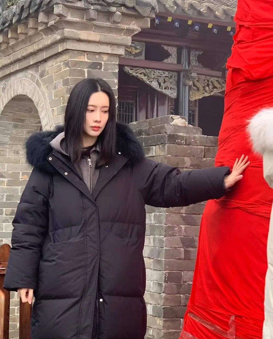 孟子义，白鹿日常穿羽绒服，比她俩大浓妆的时候还好看。 