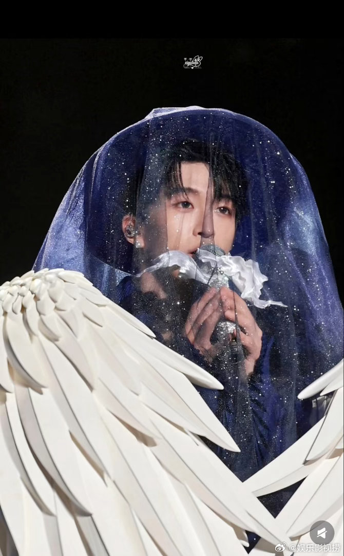 黄子弘凡到此一游 鸟巢场馆外的粉丝心愿打卡墙上，突然出现一张手写标签纸：“黄子弘