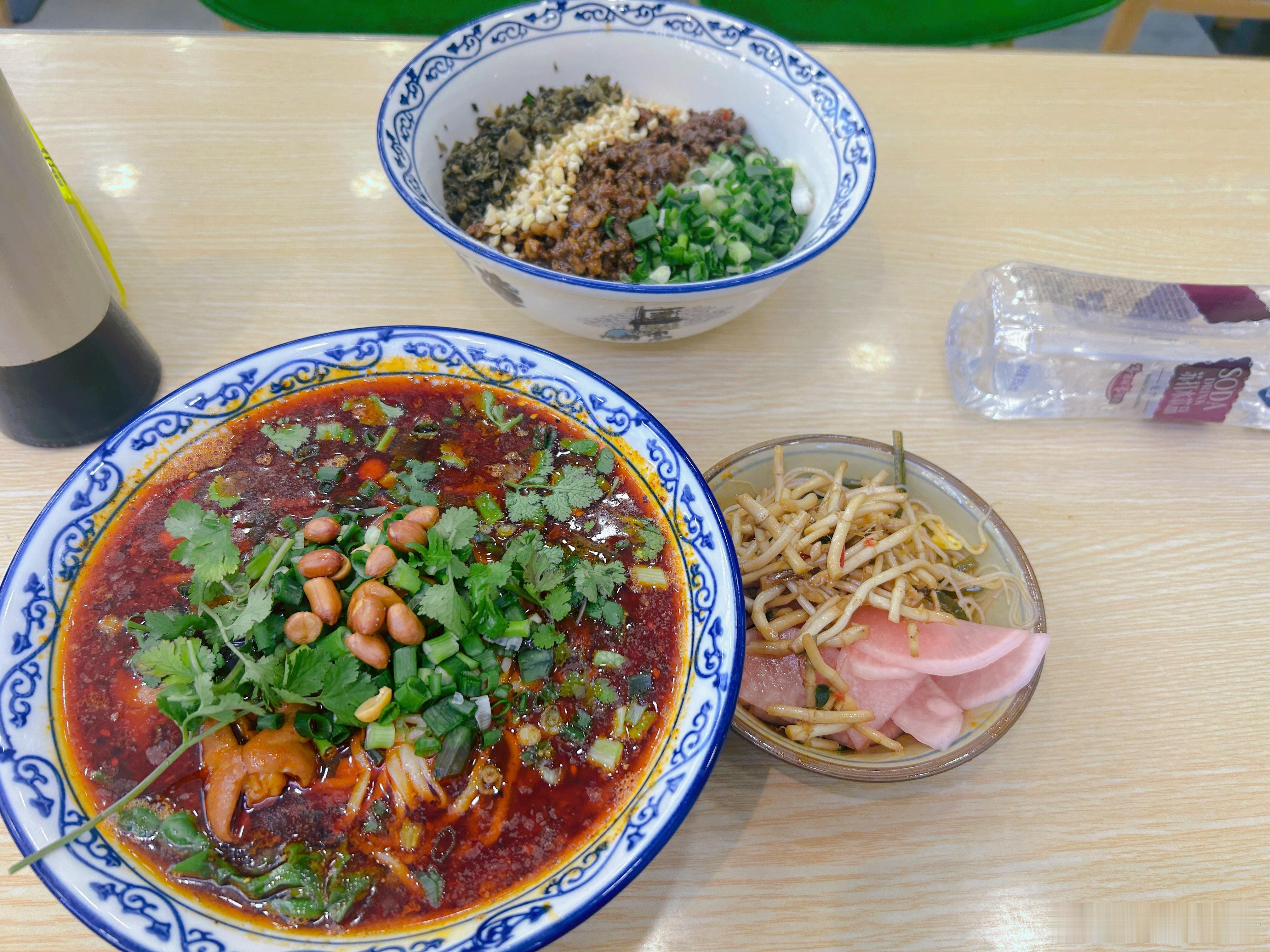 今天爬完山好累好累😫赶紧来碗红油肥肠面🍜再配点小菜吃完整个人都活过来了太舒服