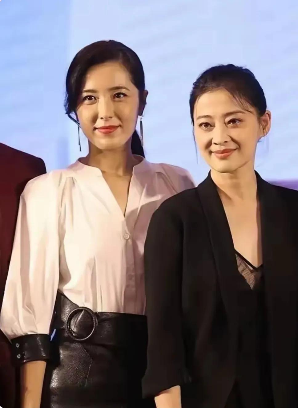 两位美女同框，你最喜欢谁！

曾黎漂亮、性感。
梅婷大气，演技好。
我还是觉得曾