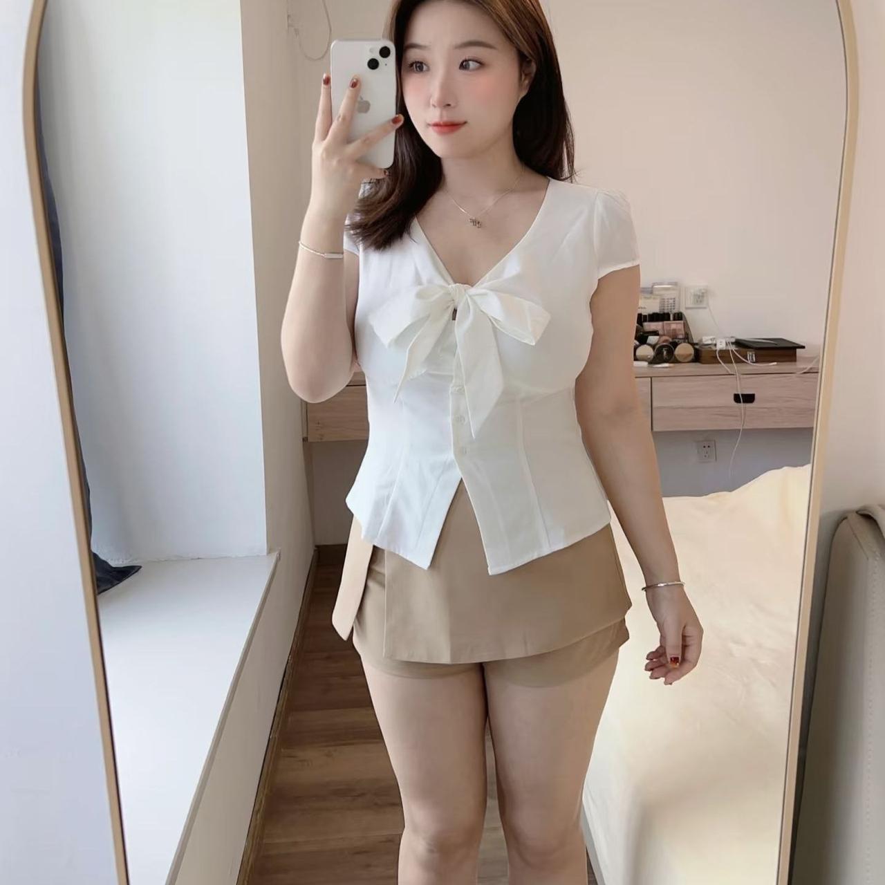 分享我这周有趣的事：
这套衣服我只敢在家穿的
让我老公欣赏一下
你们觉得怎么样