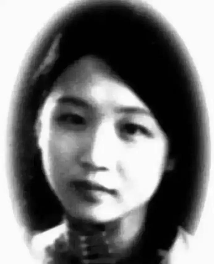 1942年，作家沉樱正怀3胎，得知丈夫把全部家当3万块，拿去给戏子赎身。她不哭不