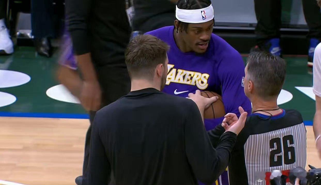 字母哥人品没得说湖人想把比赛用球给阿杜蒂耶罗，但裁判不给，最后是字母哥帮忙拿回来