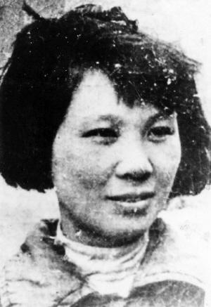 1949年，重庆市长杨森指挥着几名特务、把自己的亲侄女强行拽上了汽车，特务们拿出