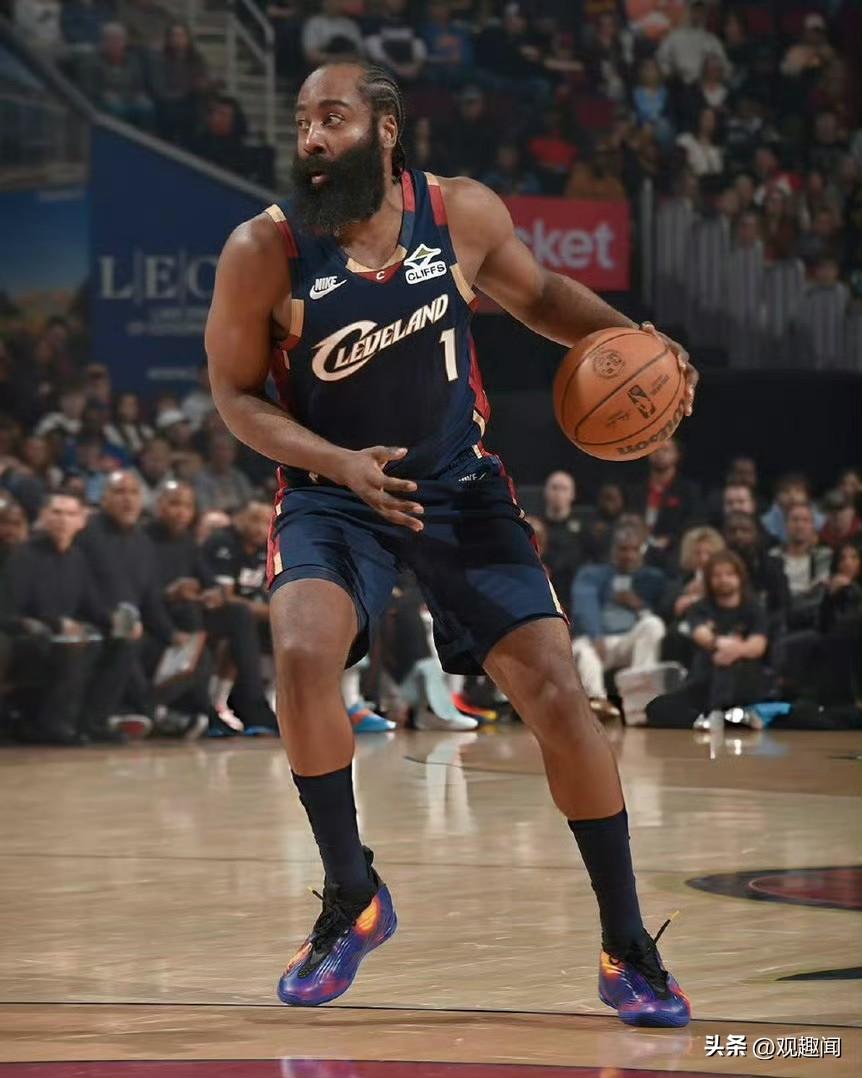 哈登高度评价骑士队后勤：细节拉满，待着太舒服了？
 
詹姆斯·哈登加盟骑士后不光