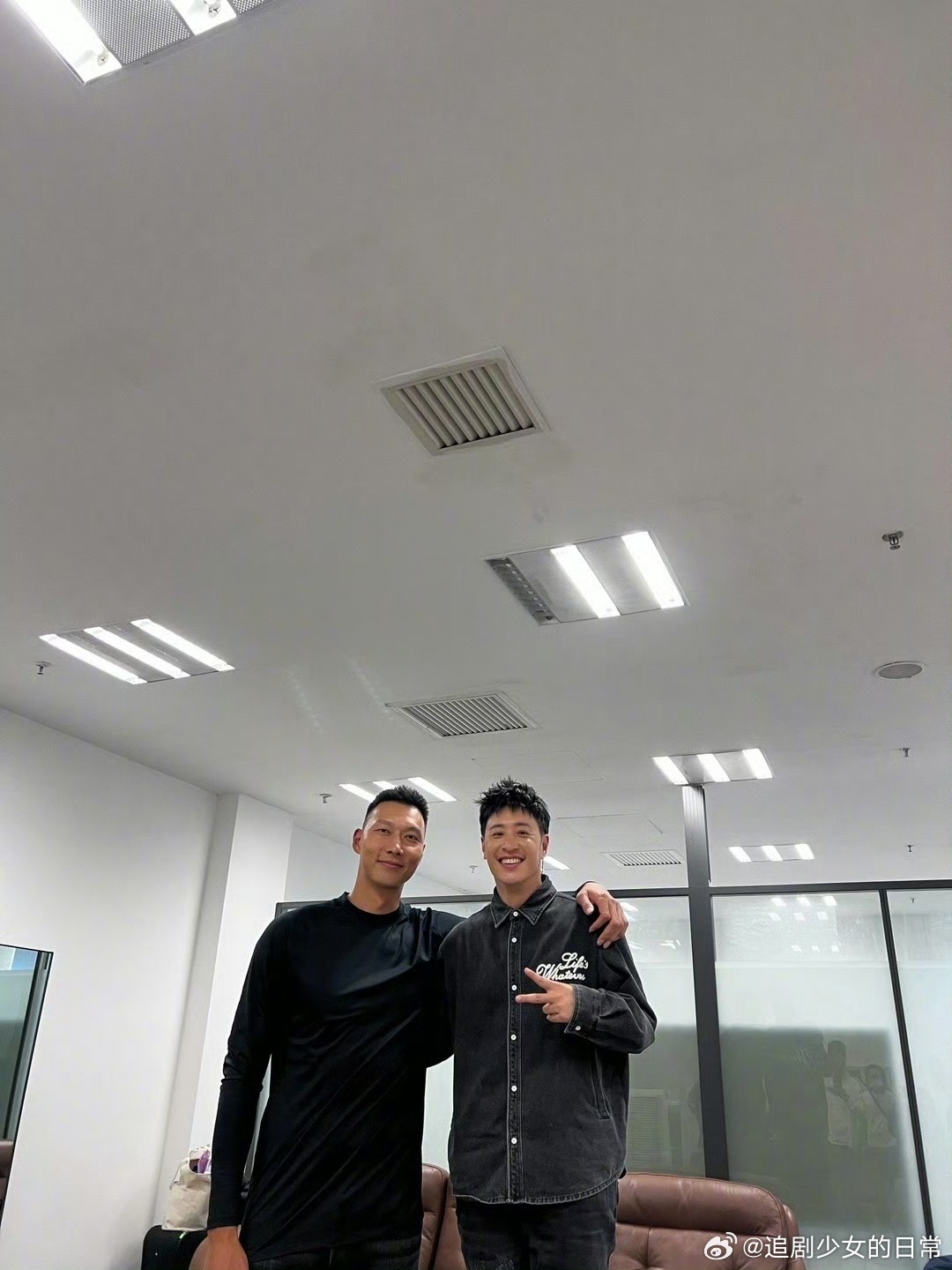 #潘玮柏易建联合照原图# 原来这就是想象很丰满，实际很骨感[doge] 你不说我