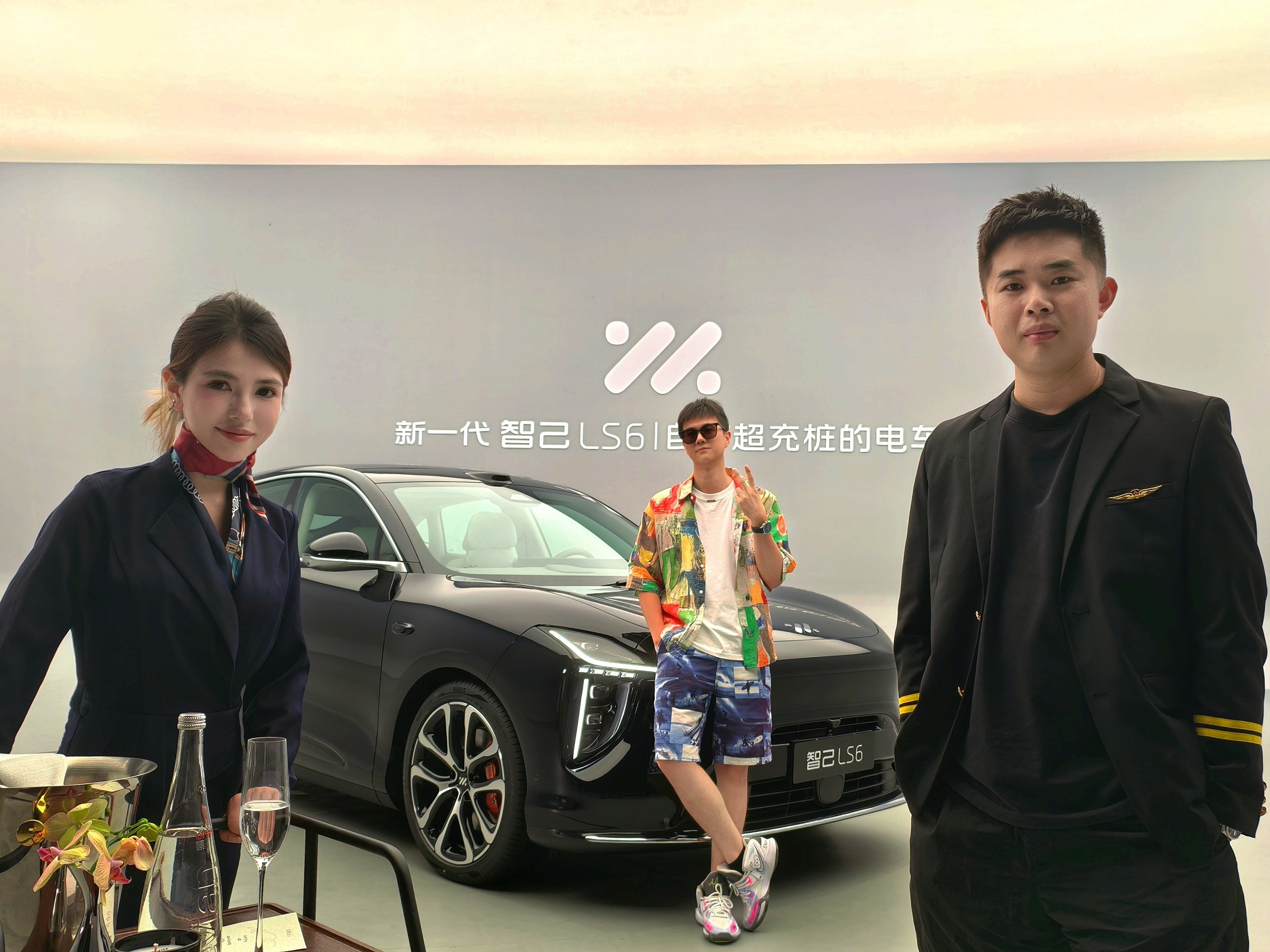 智己LS6增程版最大的亮点——大概就是自带空姐，空少做少爷好啊，我要天天做少爷该