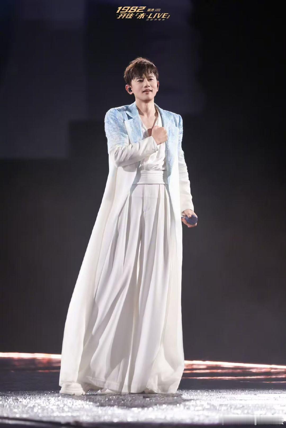 张杰动态小火车退场 谁懂这份浪漫！张杰坐着未·LIVE号小火车缓缓退场，一边挥手