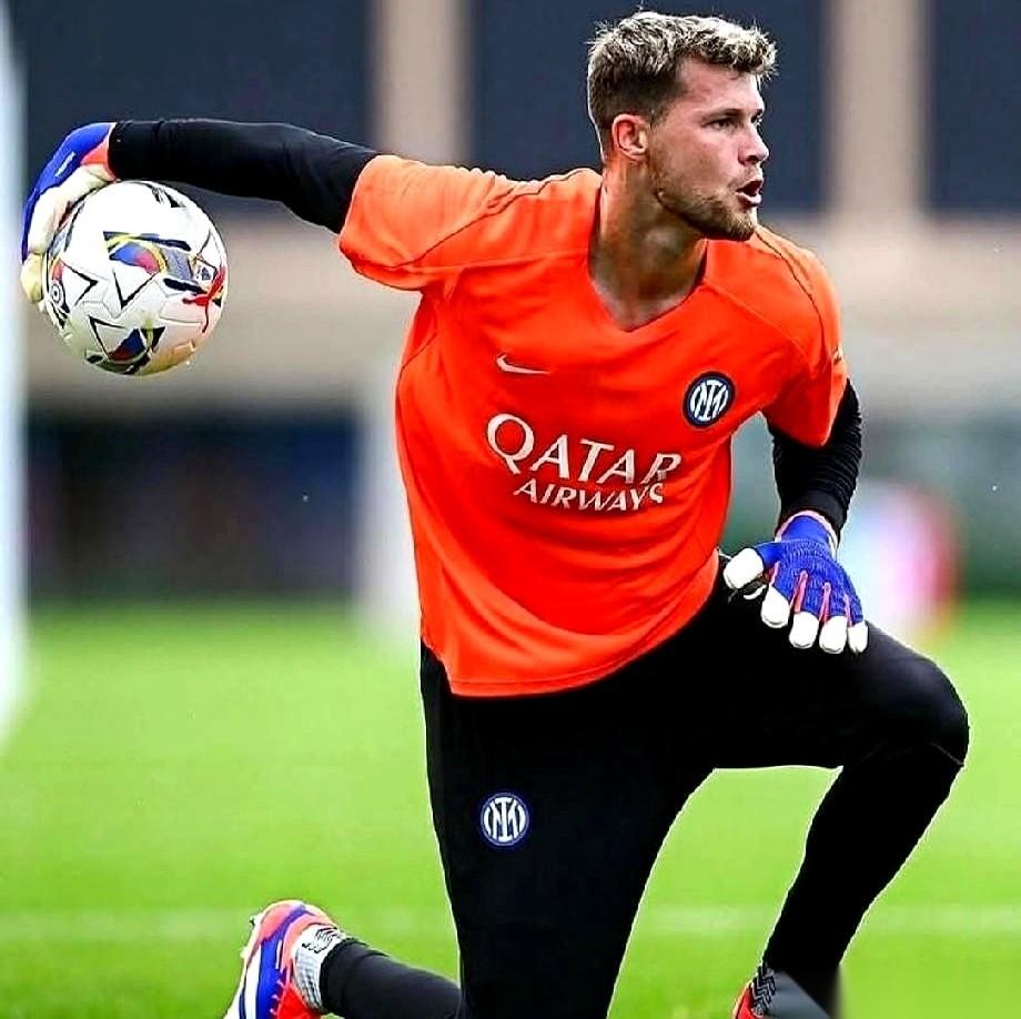 他关掉了自己所有的社交账号。
就在昨天，一场飞来横祸。他开着车，一位老人坐着电动