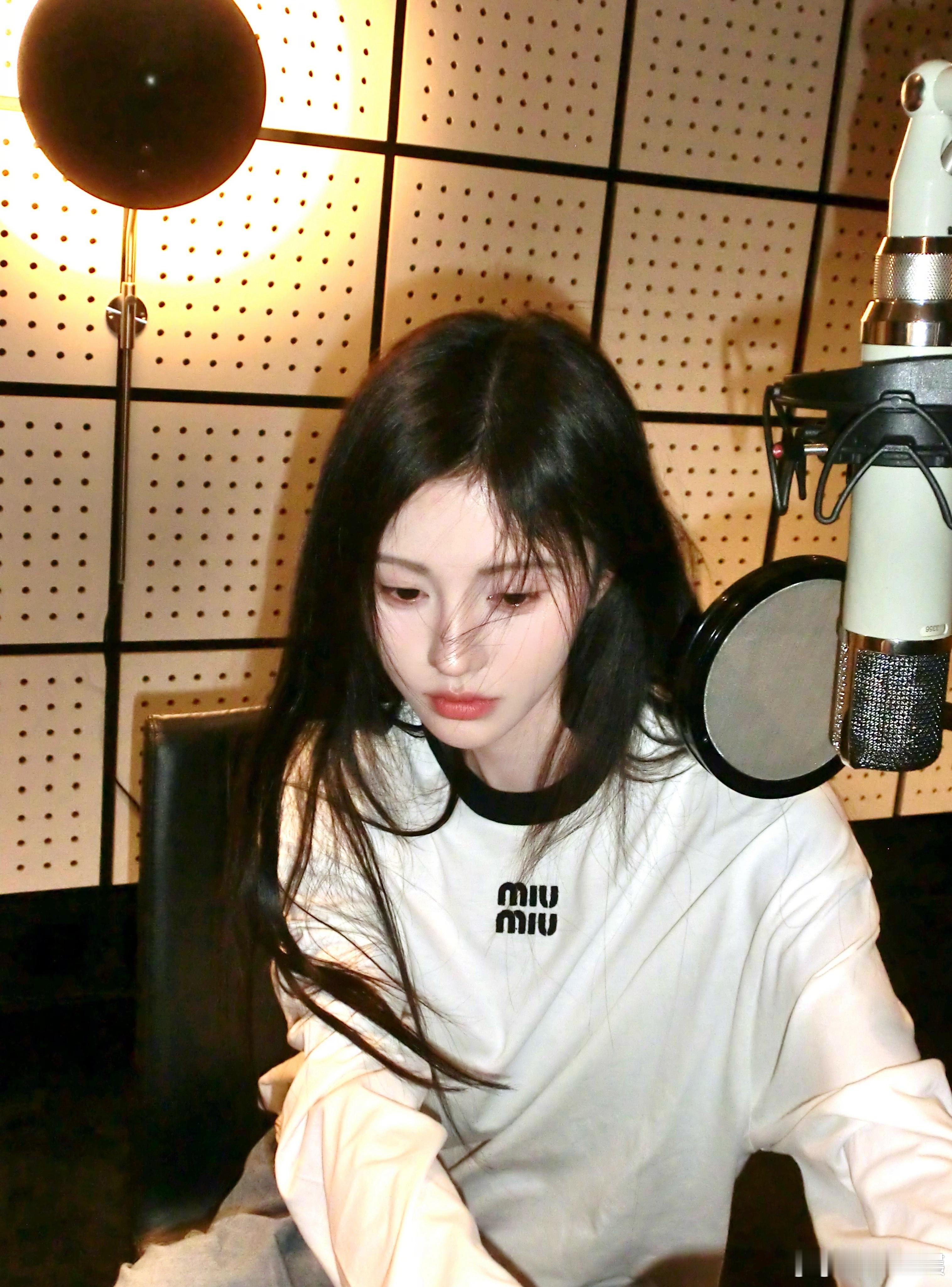 #鞠婧祎温柔白T##鞠婧祎分享录歌照片# 鞠婧祎身着白 T 出现在录音室的画面，