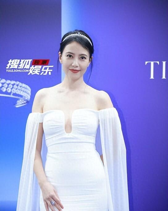 高圆圆以一袭白色露肩连衣裙惊艳亮相，紧致身材将裙子穿成“身材放大镜”，搭配藏露恰