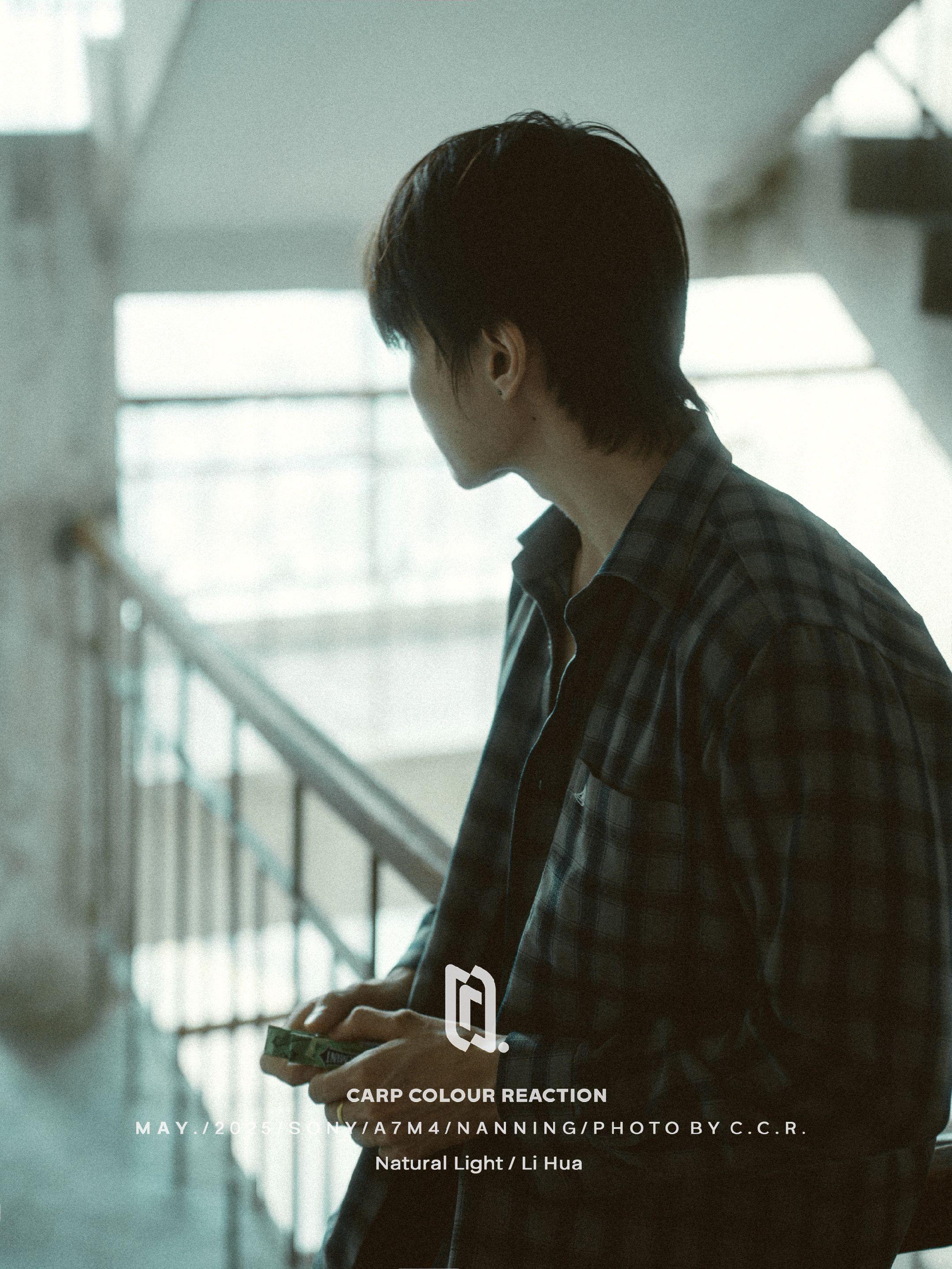 穿爸爸的衣服拍照是什么感觉？去翻一下衣柜，自己父母的衣服有喜欢的就拿出...