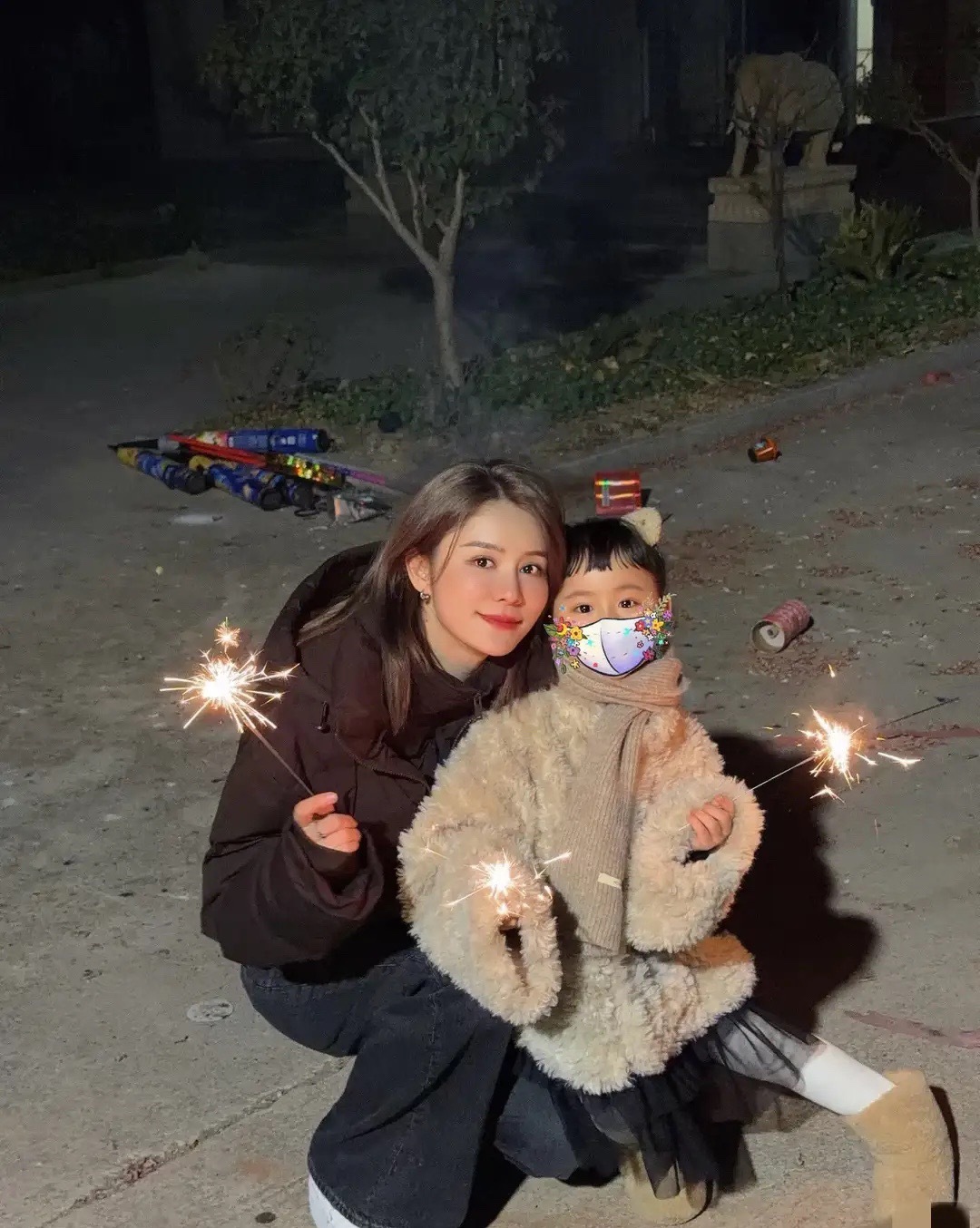 林峯张馨月大年初一分享一家三口温馨合影，小格格眉清目秀好可爱！ 