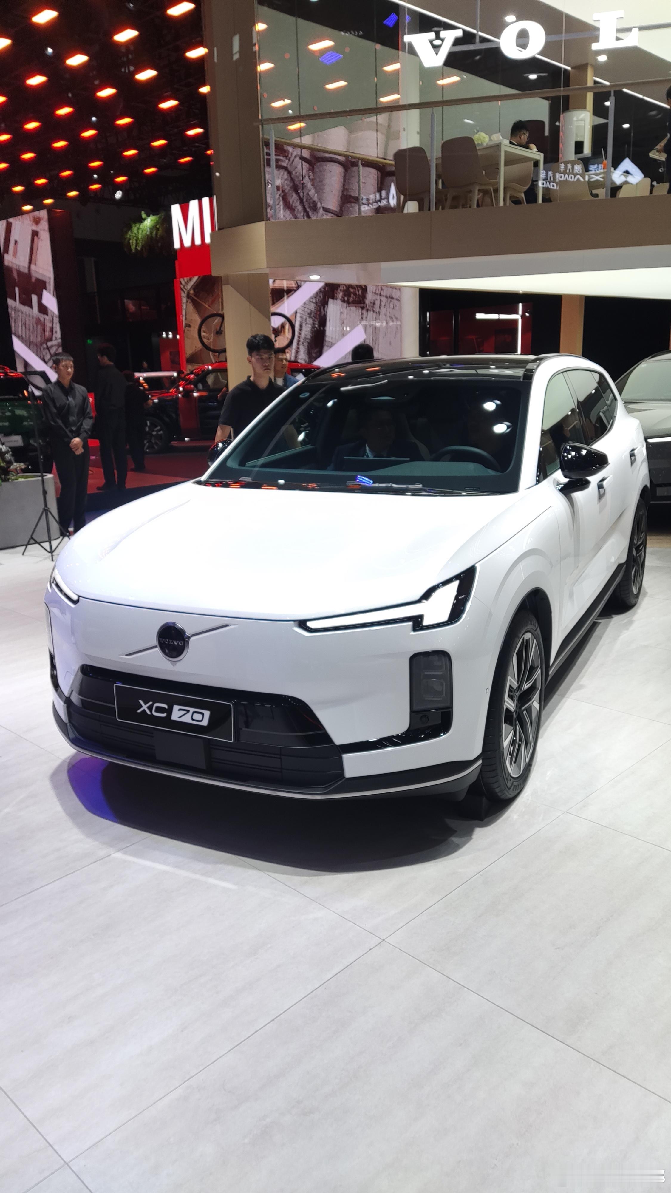 2025成都国际车展 沃尔沃展台的XC70必须得瞧瞧！这车浑身散发着低调奢华范儿
