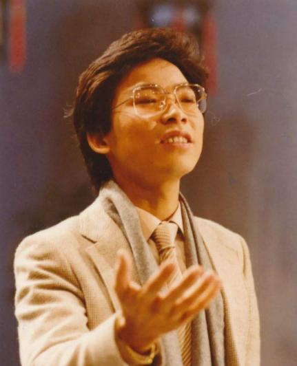 1984年，香港的电台里突然听不到《我的中国心》了。

唱片公司刚解约的张明敏，