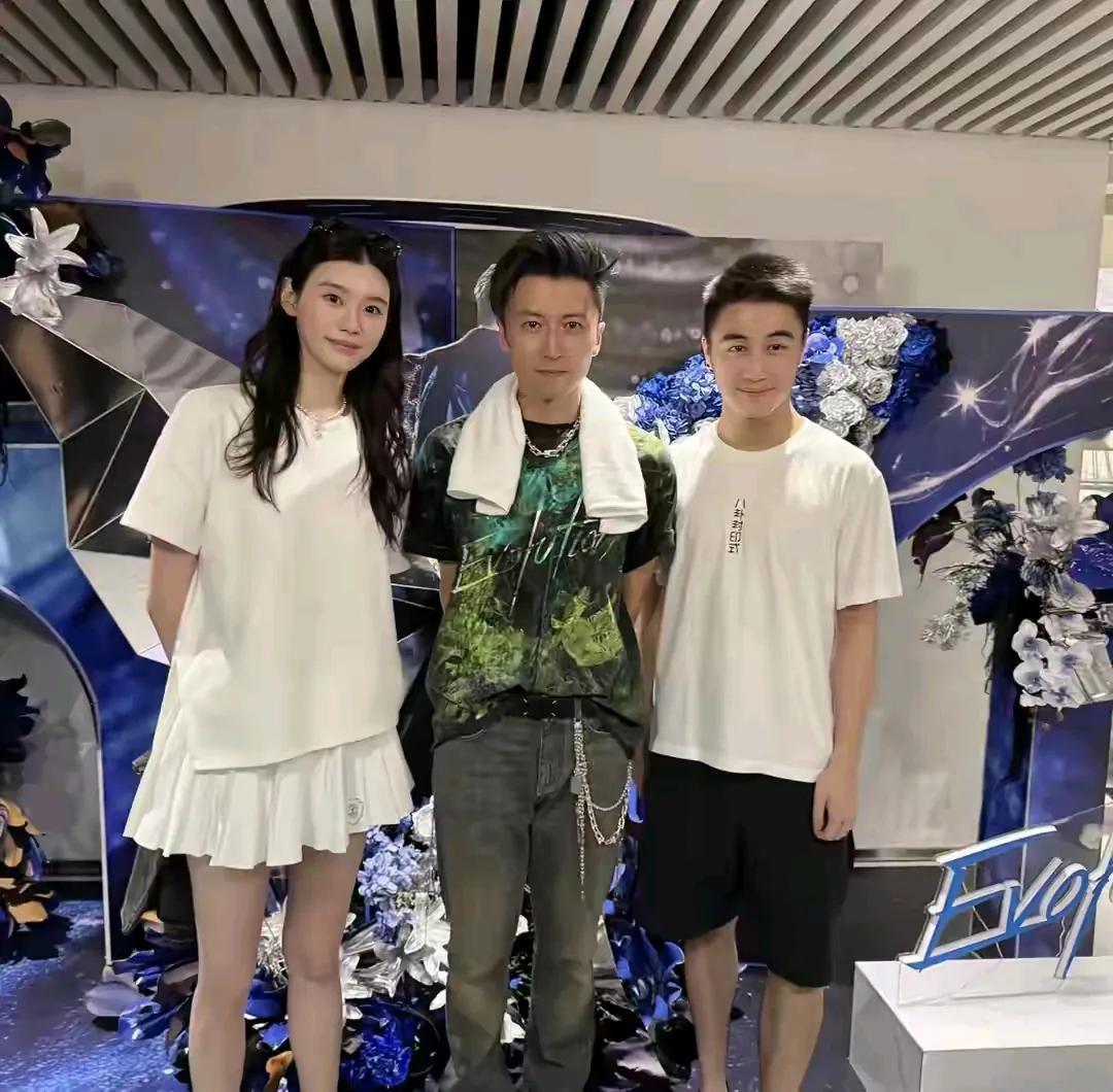 现在才发现谢霆锋也没多高，和何猷君身高差不多。奚梦瑶那是真高，何猷君和她走在一起