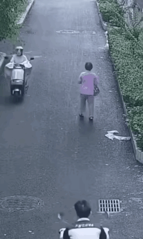 这下出事了，说实话老人是最不经摔的

     都说老人的生命是脆弱的，你别看大