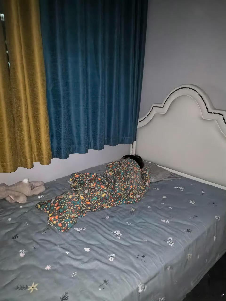 为啥一岁九个月的她非要自己睡。 