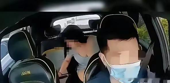 四川南充一起网约车恶性失德事件在全网引发热议，事件主角是一位在网约车内排泄的四川