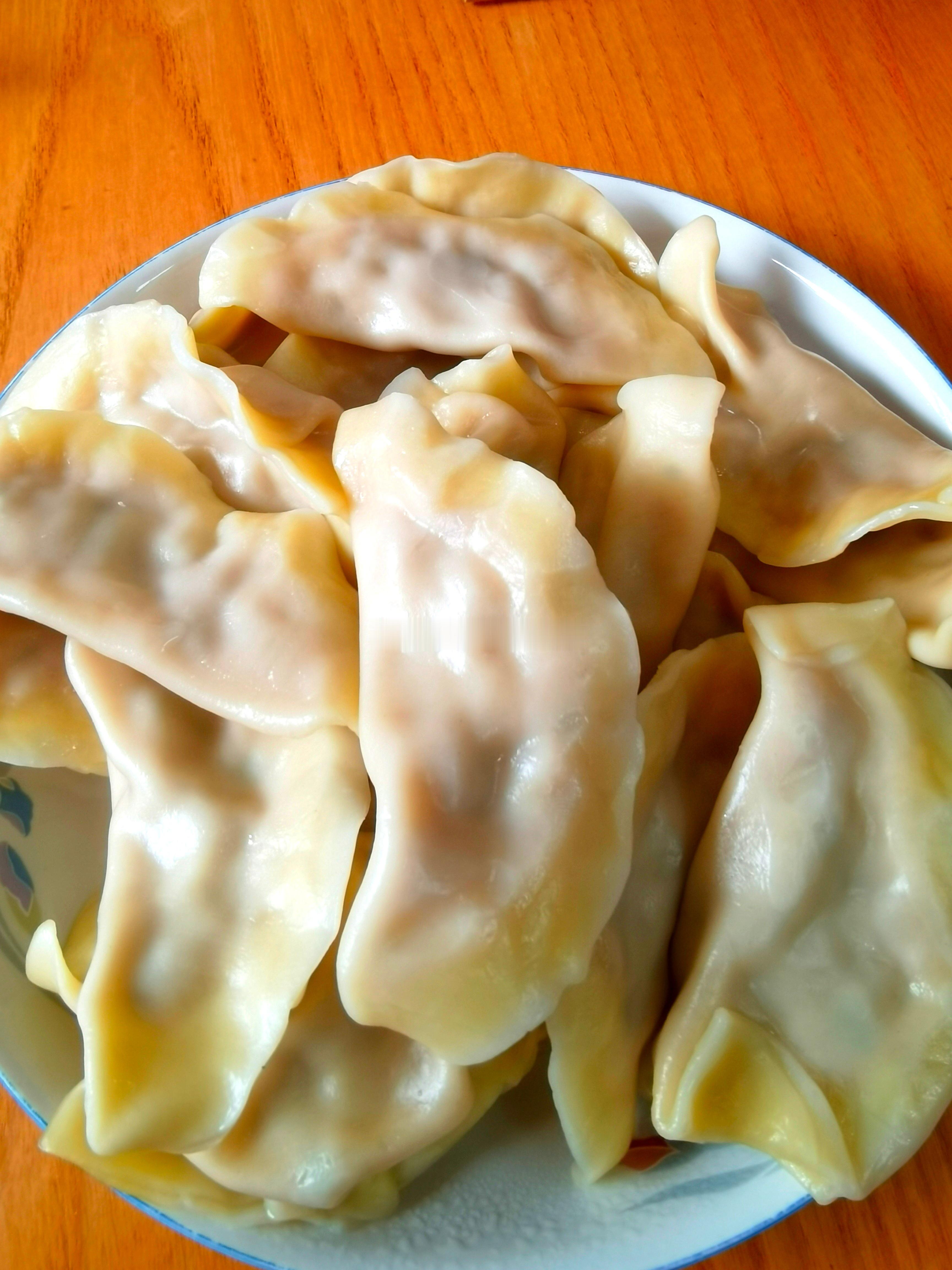 早餐：白菜饺子。早晨从出门买娃娃菜（白菜）、买黑猪肉、买饺子皮，到包好饺子、煮好