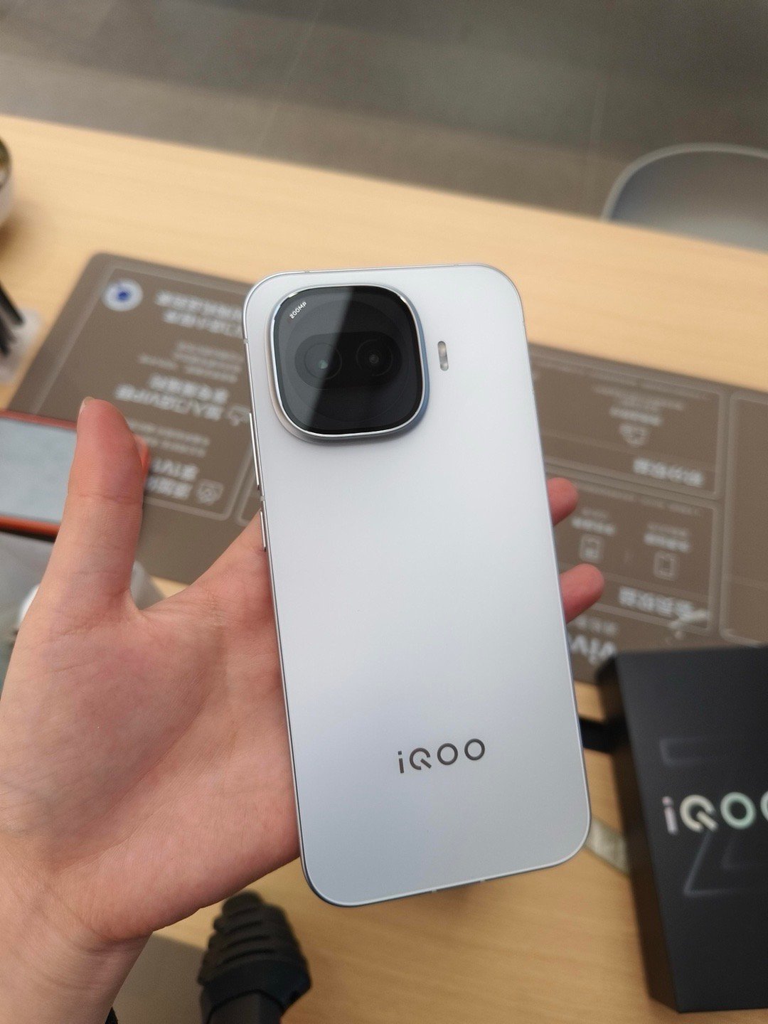 中端机有中端机的玩法，不管是这个金属边框的手感还是两亿像素的主摄感觉都很不错，大