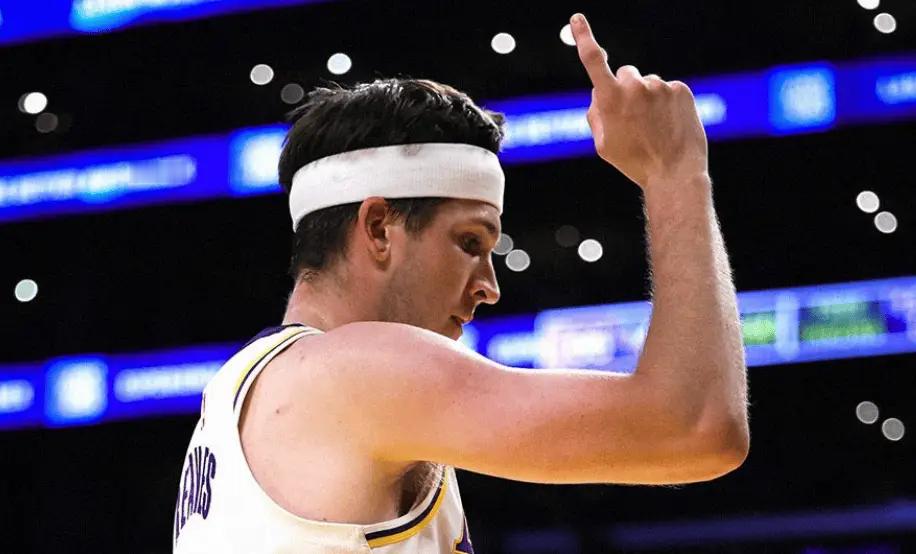 本赛季至今，当卢卡-东契奇缺阵时，里夫斯场均可以得到41分5.3篮板10.3助攻