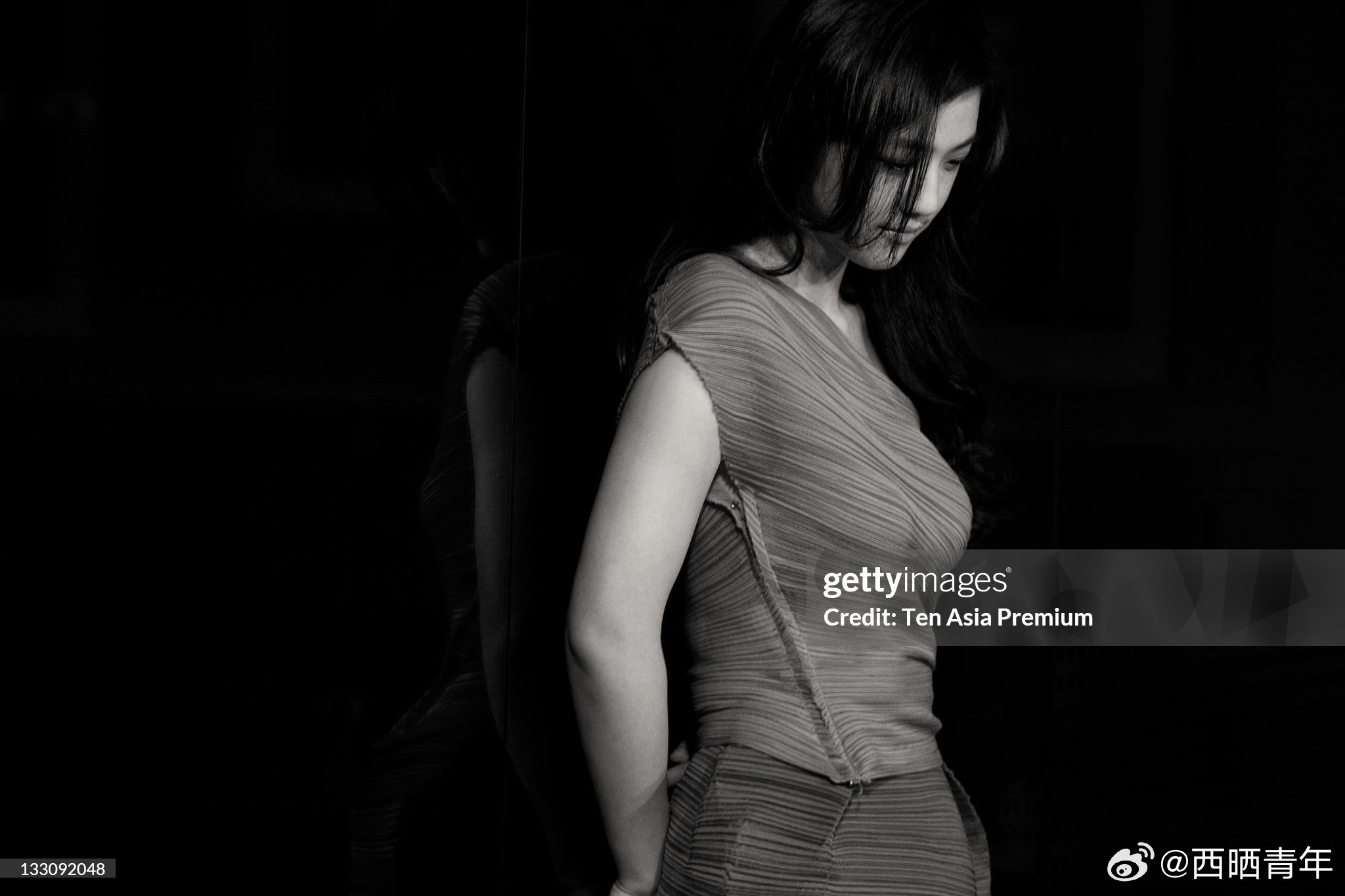 黑白色调更凸显汤唯的韵味。 