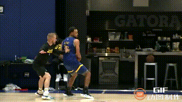 最令人期待的NBA季前赛明天开打了，
明天勇士将主场对阵湖人，
詹姆斯大战勇士新