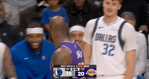 网友列出欧文职业生涯至今 “十宗罪” ：1、2014年和队友维特斯争老大打架2、