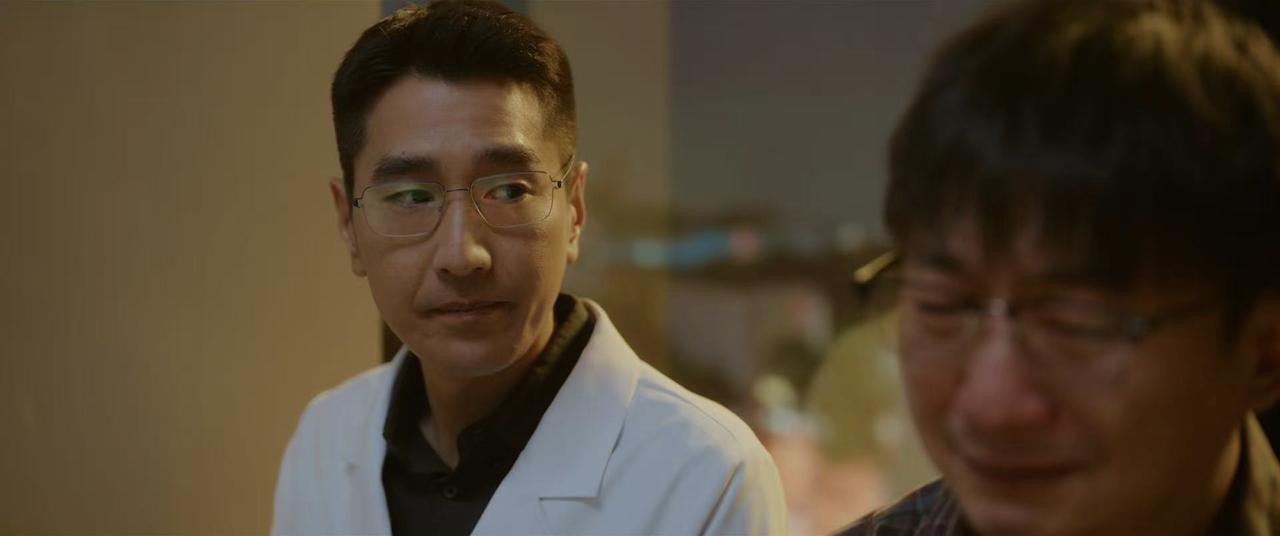《问心2》独生子一个人在医院照顾两个老人这一幕，真的把我看破防了！

妈妈老年痴