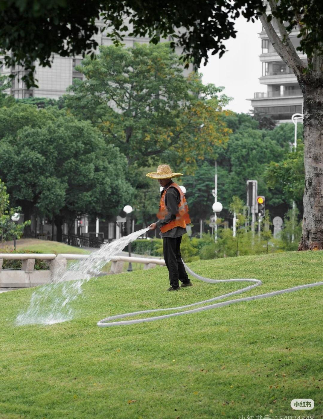 台州暖心开启“暖新服务”，在酷热夏日为户外劳动者撑起一片荫凉。一杯杯清凉的饮品、