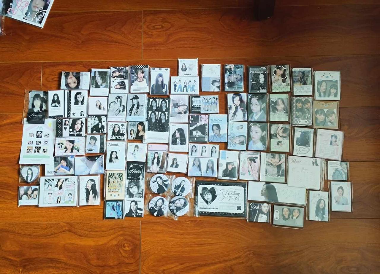 出newjeans制品随心配
主敏粼，包括饭制小卡、明信片、吧唧等，稿图都很漂亮