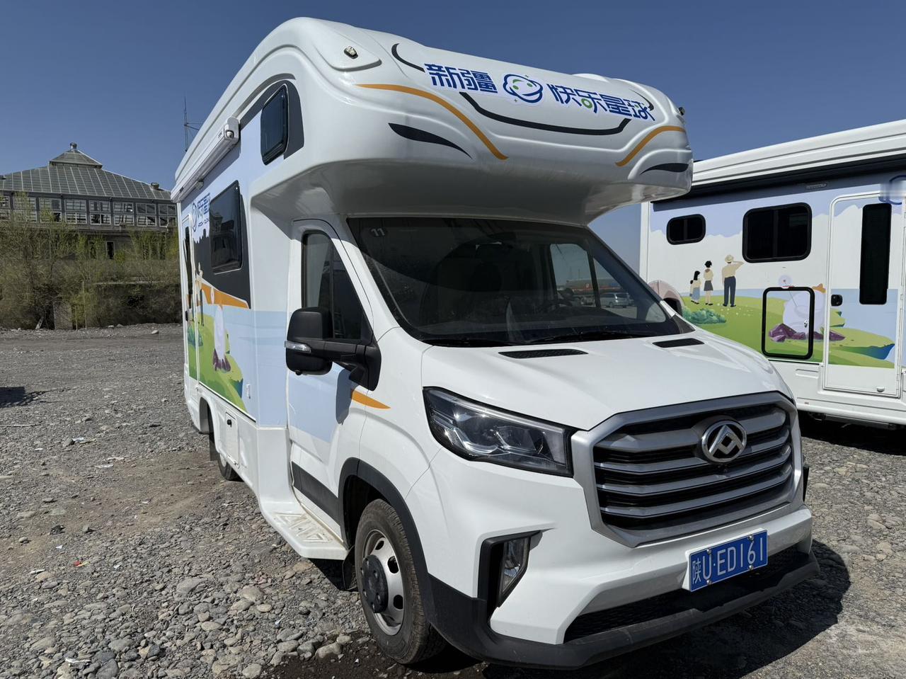 8.22-24上海国际房车展x改装秀：这款大通V90 C型自行式房车，是家庭出游