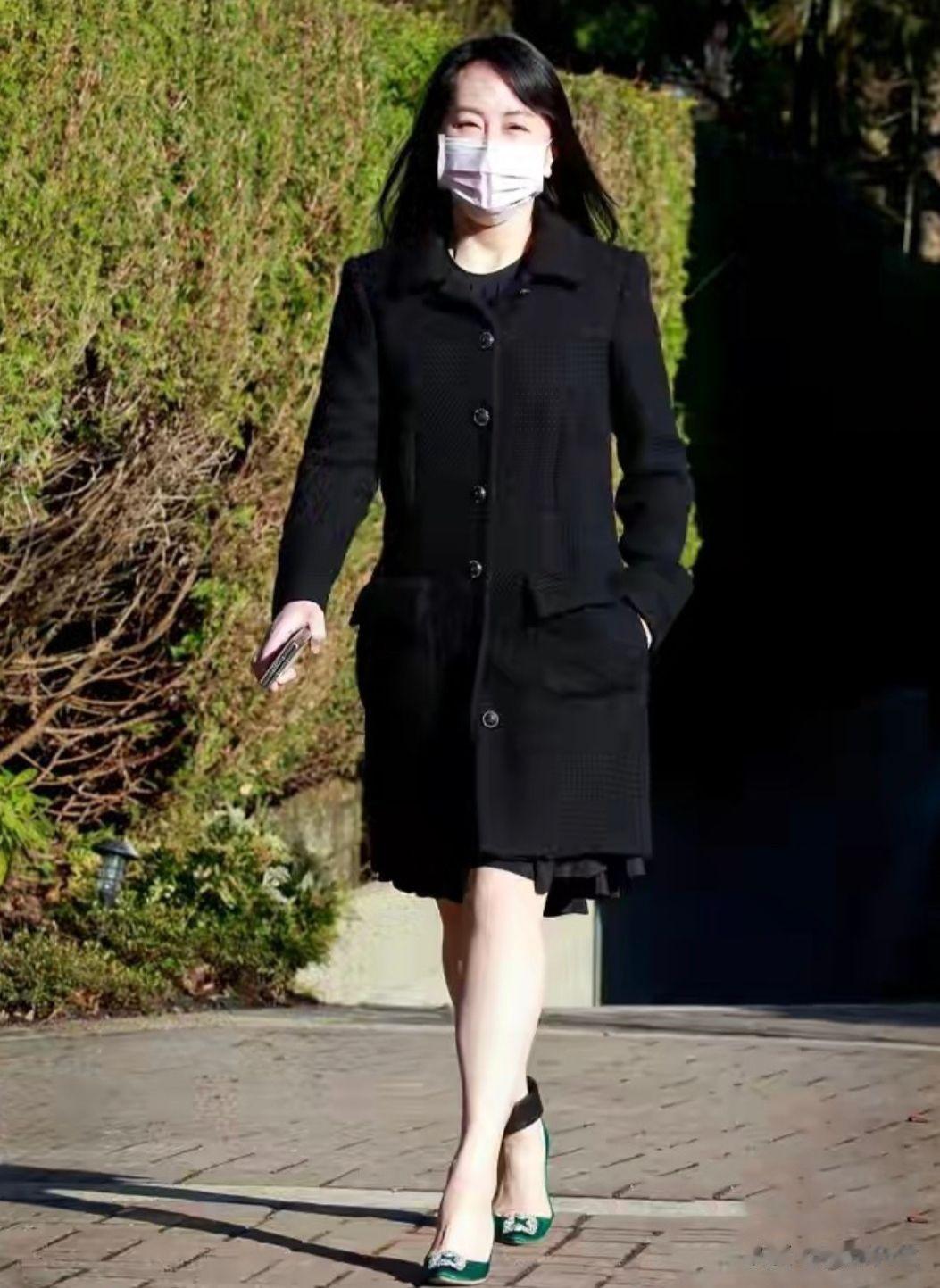女人穿大衣尽量少配丝袜、打底裤，学孟晚舟这样穿，更优雅得体
建议穿大衣不要再配打