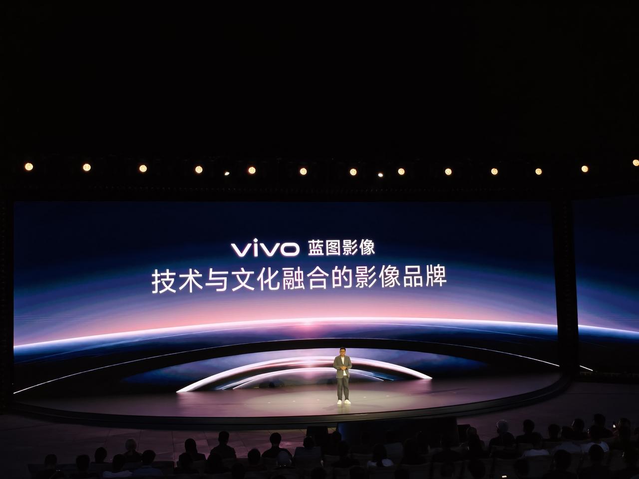 蓝厂今年把影像盛典改成了创作者盛典，其实能看得出来，重点变成了使用设备的创作者。