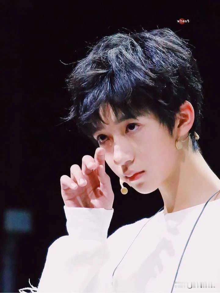 贺峻霖表演失误后自责落泪。他深知团队努力，失误让他内心痛苦。采访中，他勇敢面对，
