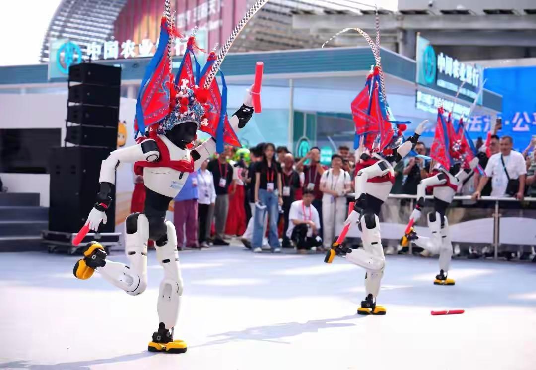 广交会首日机器人太吸睛 广交会首日，机器人简直成了全场焦点！在展馆里，那些造型各