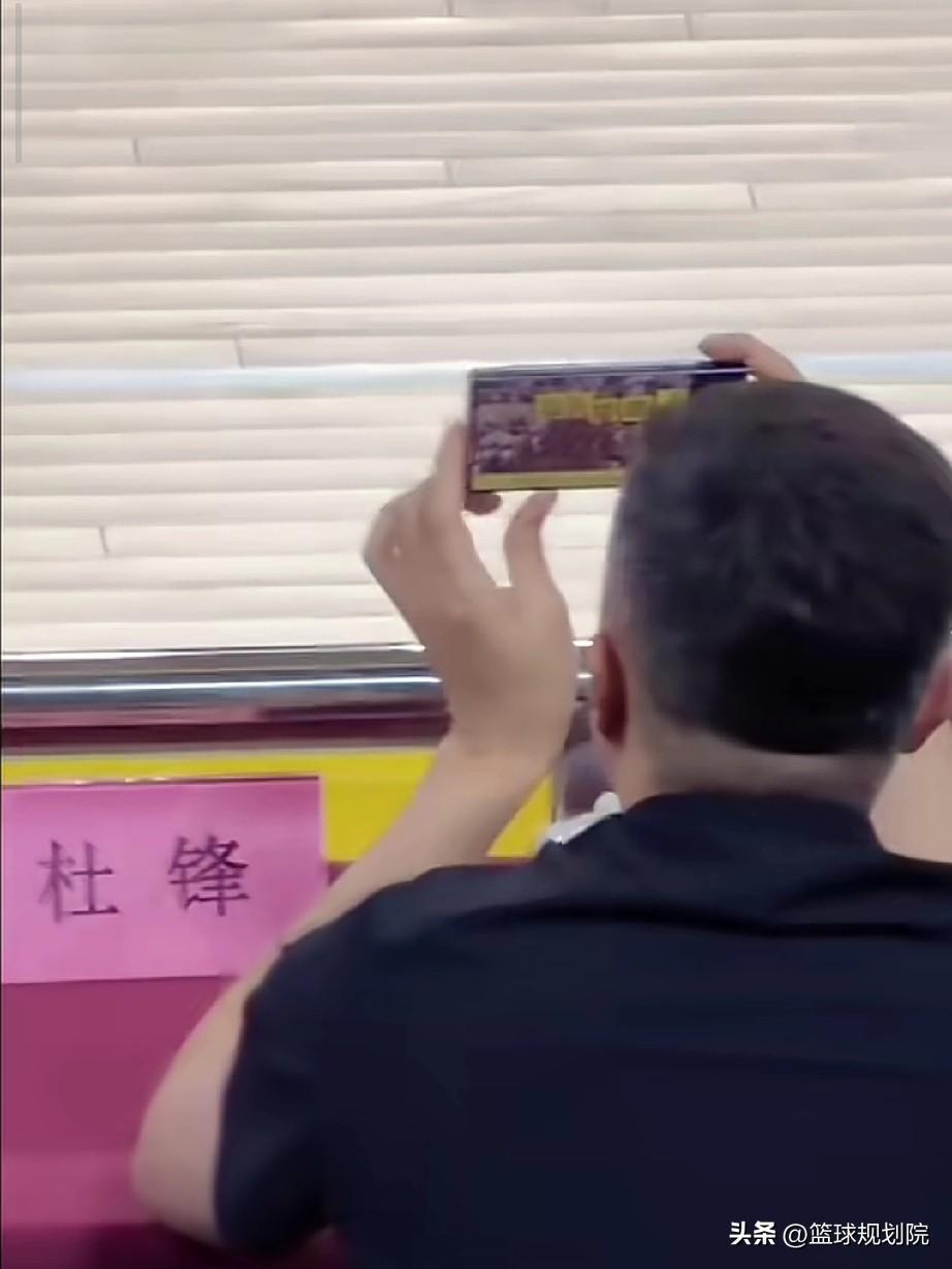 杜峰这下尴尬了，这回去怎么向家人和队员交代啊！

要多尴尬有多尴尬啊，广东省城市