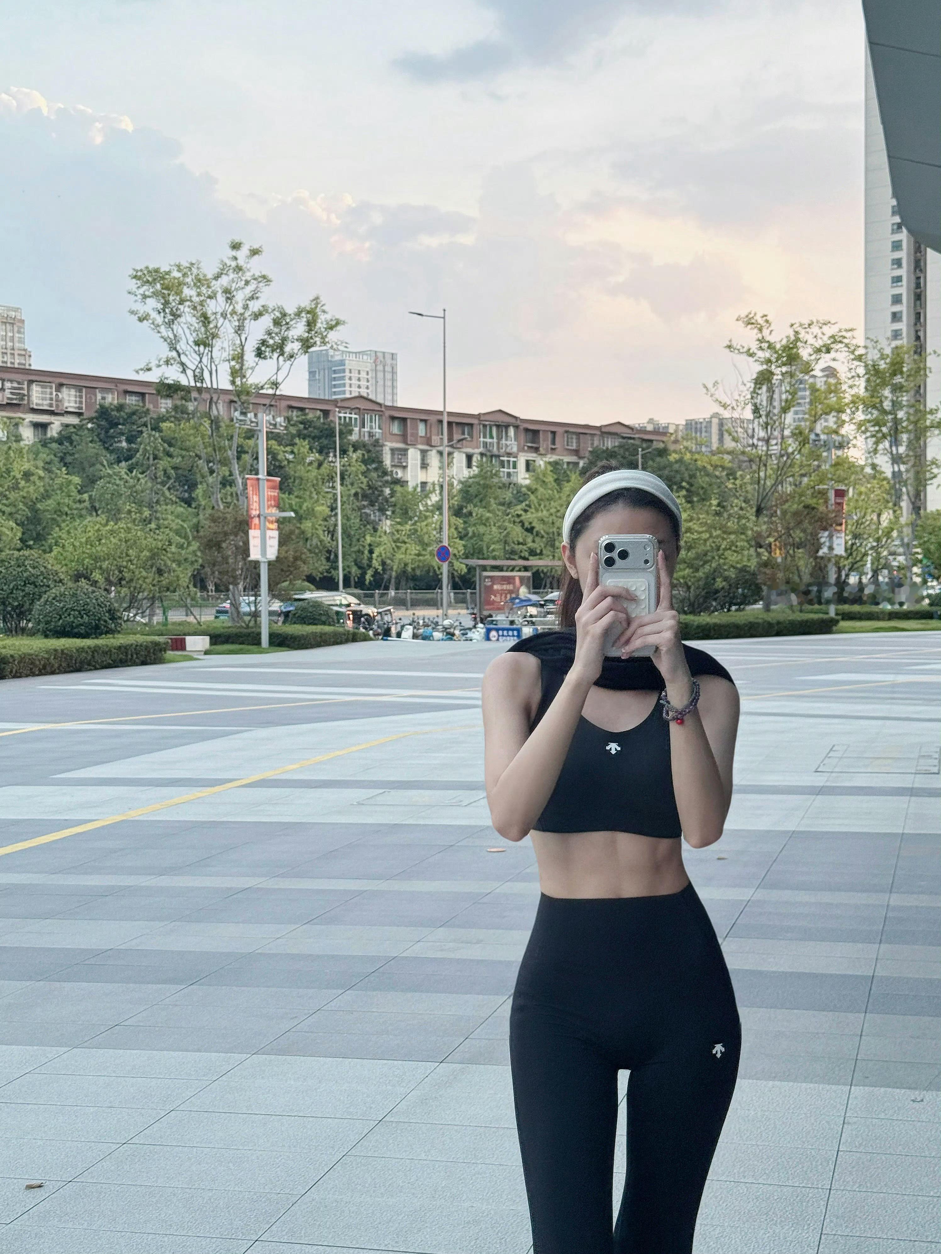 火箭少女101 lzt李紫婷巅峰之上登央视舞台 李紫婷ins更新：“热到融化🫠