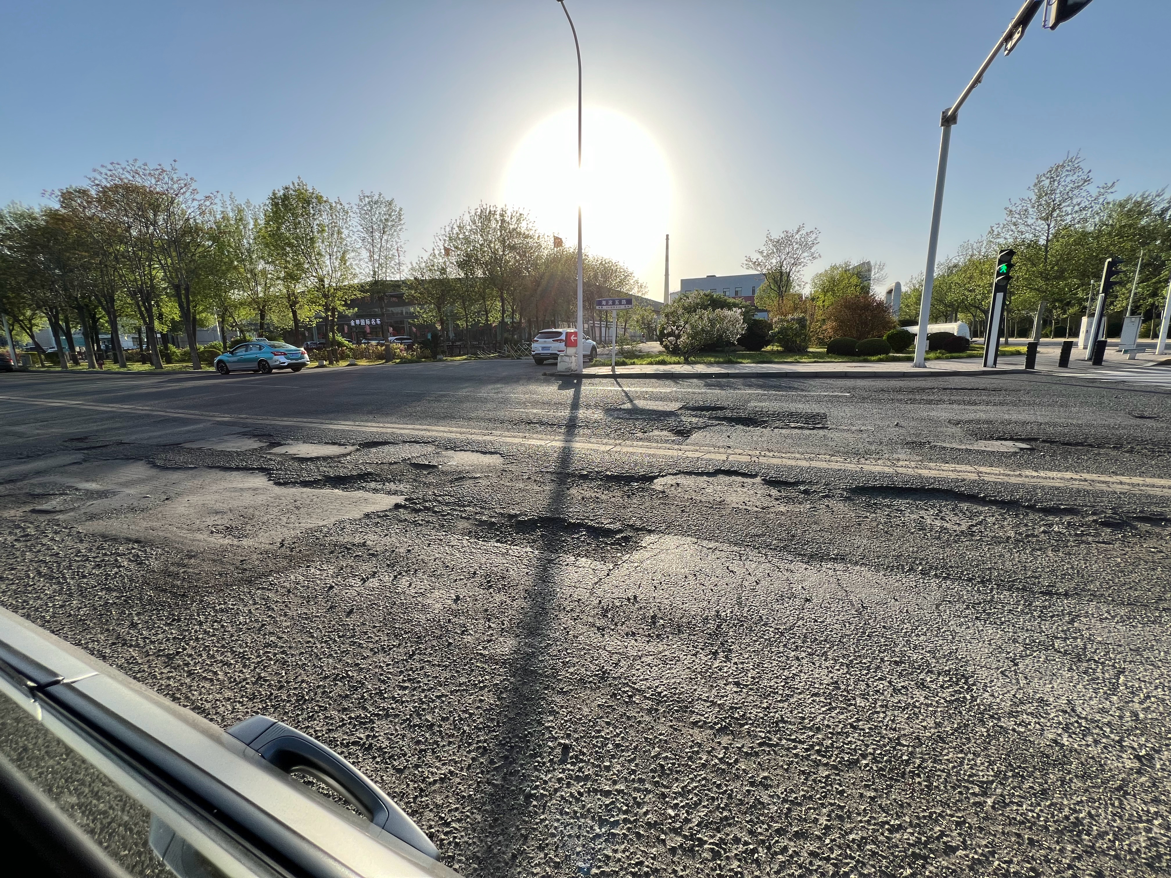 这个路烂了也没及时修，还挺深的，只敢慢慢开过去要不然避震器直接到底，随机报废一条