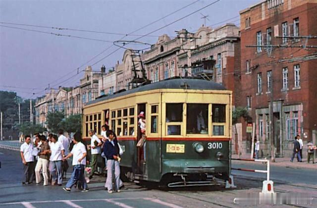 大连有轨电车开通于1909年，由日本政府旗下的大连电气铁道株式会社负责运营。作为