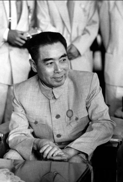 1951年，志愿军第50军接到命令回国休整，刚回国的50军战士们衣衫褴褛，于是有