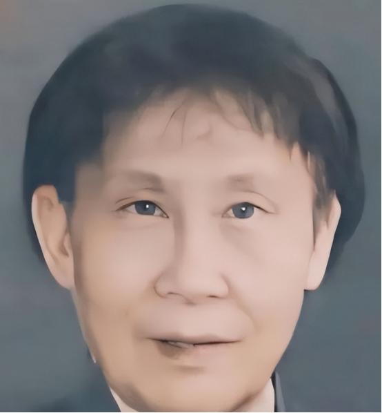 2024年秋，南京一女子在废品站发现一摞发黄的手稿，她问摊主：“这多少钱？”老板