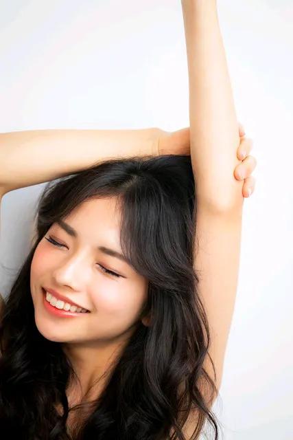 不知此女是谁家，
容颜赛过玫瑰花。
眉梢眼角藏秀气，
正是青春美年华。