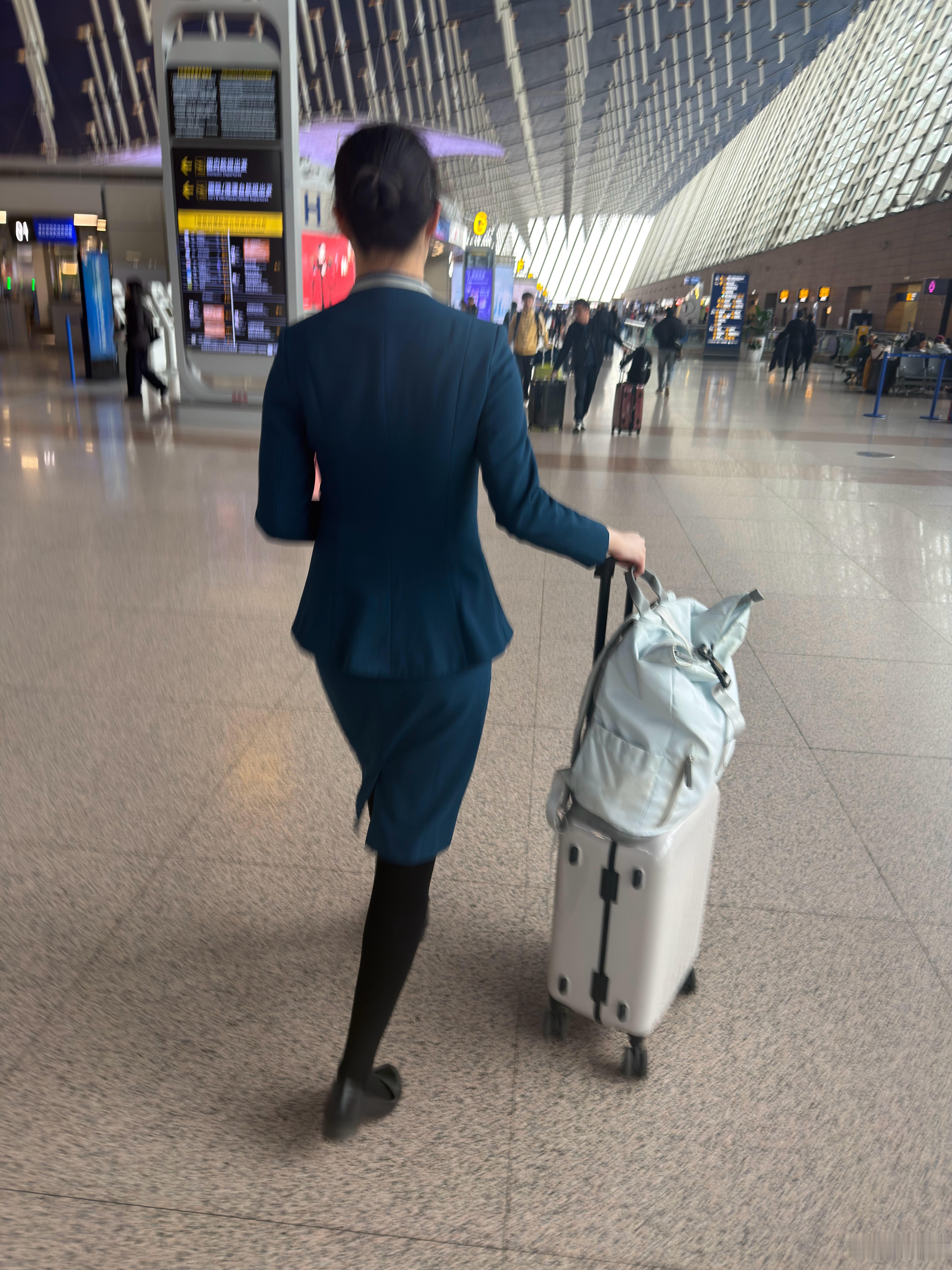 坐飞机还得常备带贵宾室权益的信用卡。专人拖着行李，带你值机以及送你去登机口。好久